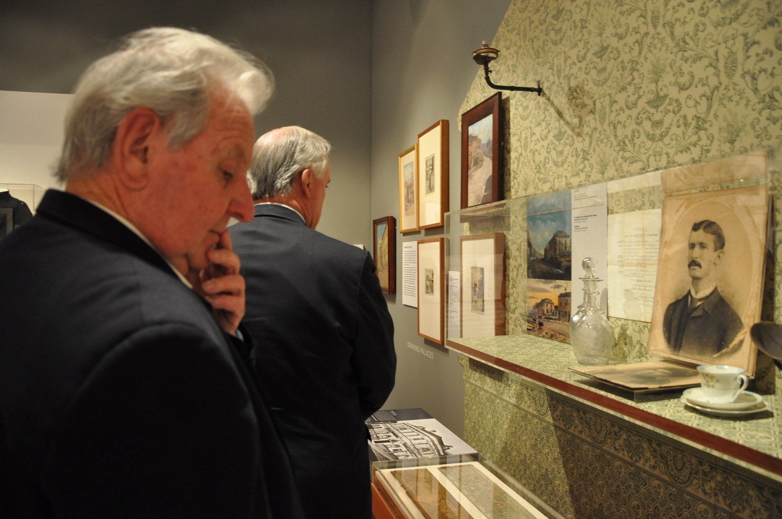Jack Mundey looks at Painting The Rocks exhibition