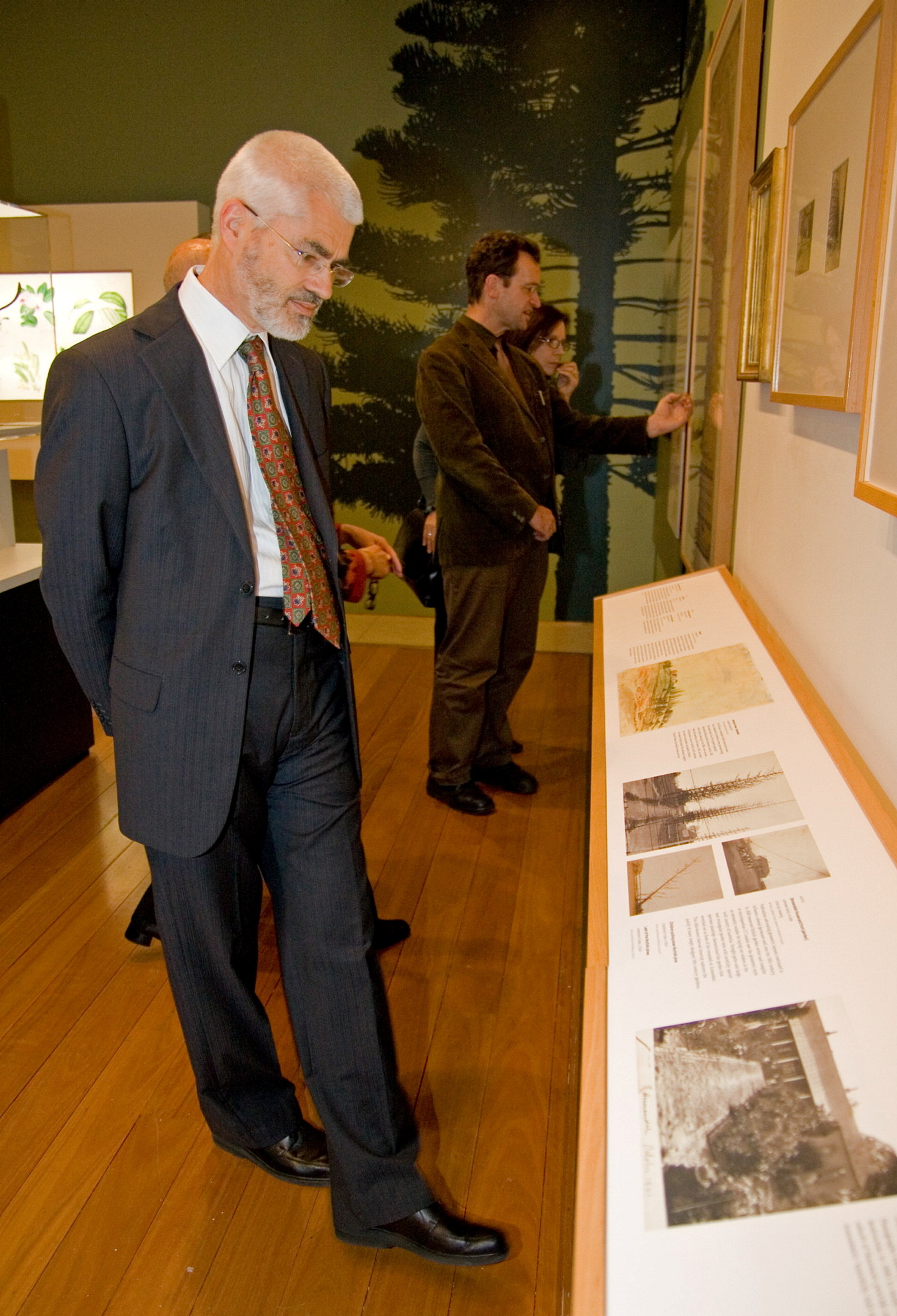 Richard Aitken of the Australian Garden Historical Association views the exhibition