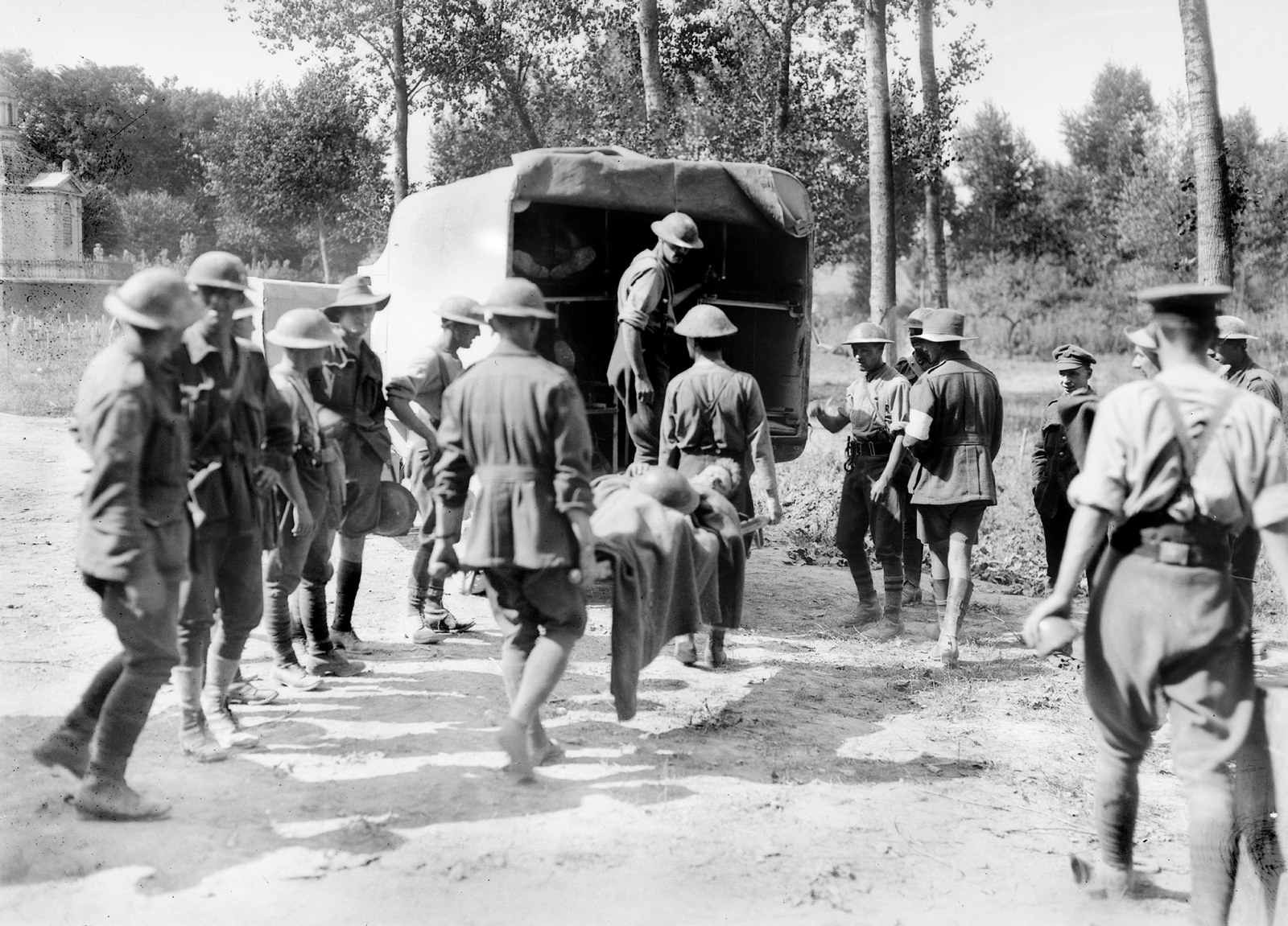 Members of the 1st Australian Field Ambulance placing wounded in a motor ambulance at chalk pits in front of Mericourt-sur-Somme (France) for conveyance to a casualty clearing station, 23 August 1918
