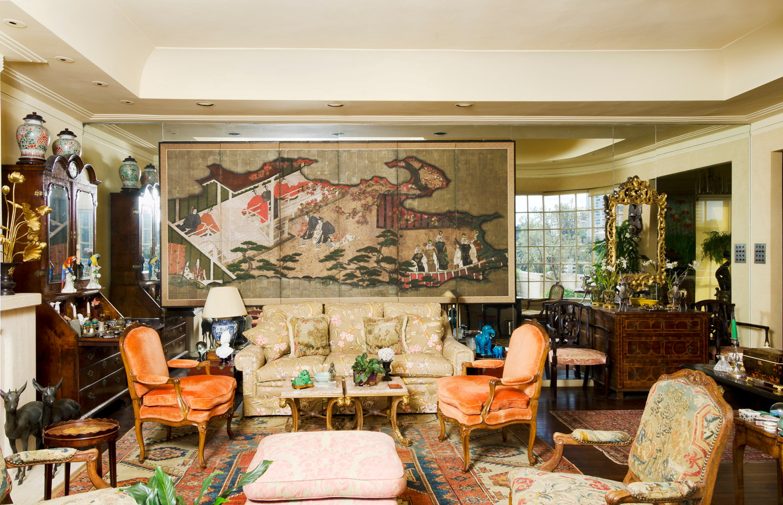 Drawing room in designer Leslie Walford's penthouse apartment 