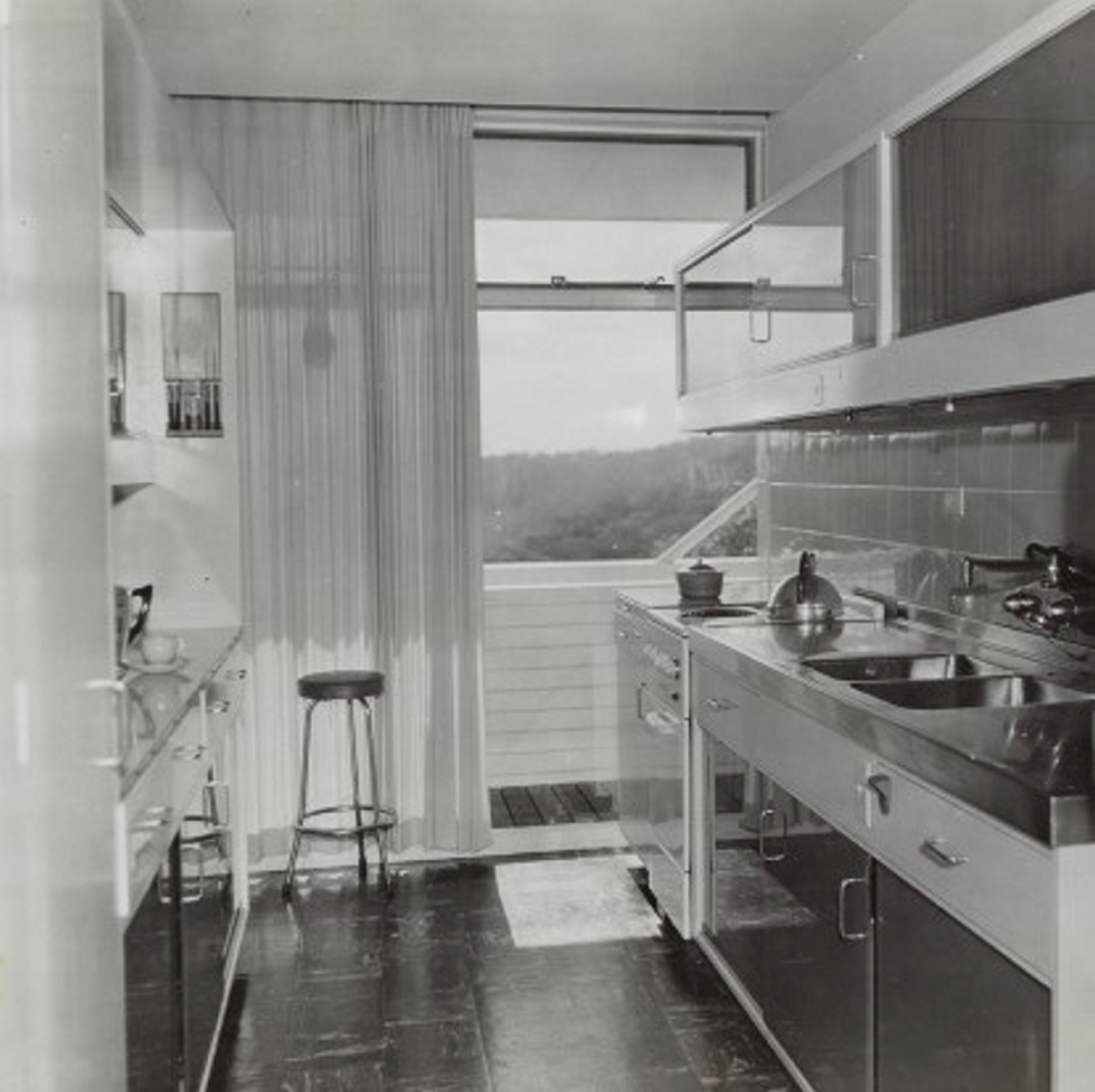 Page from photograph album: Julian Rose house, 67 Clissold Road Turramurra, 1952-1956 : designed by Harry Seidler 1949/1950