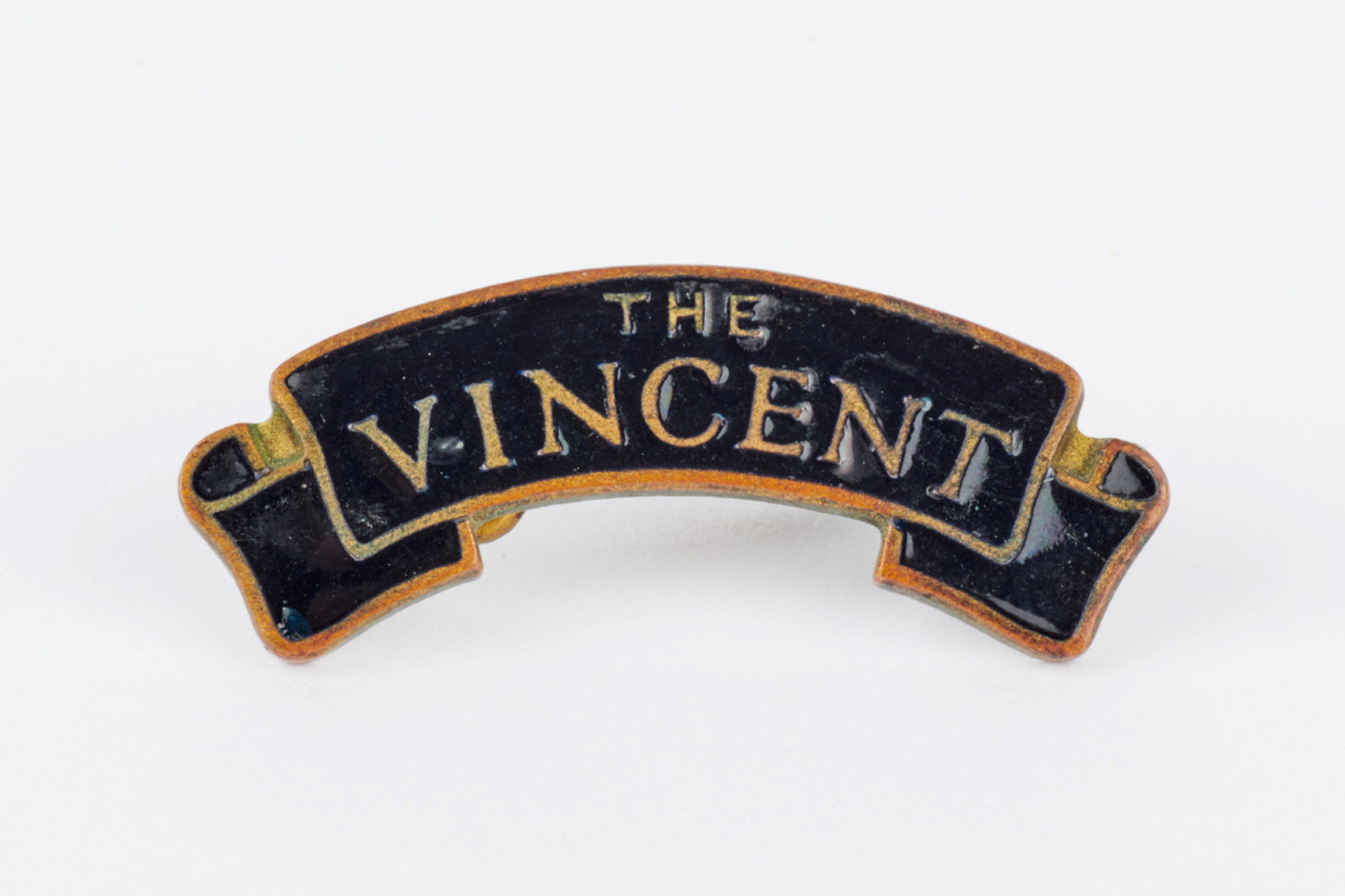 Badge in shape of ribbon with words: The Vincent.