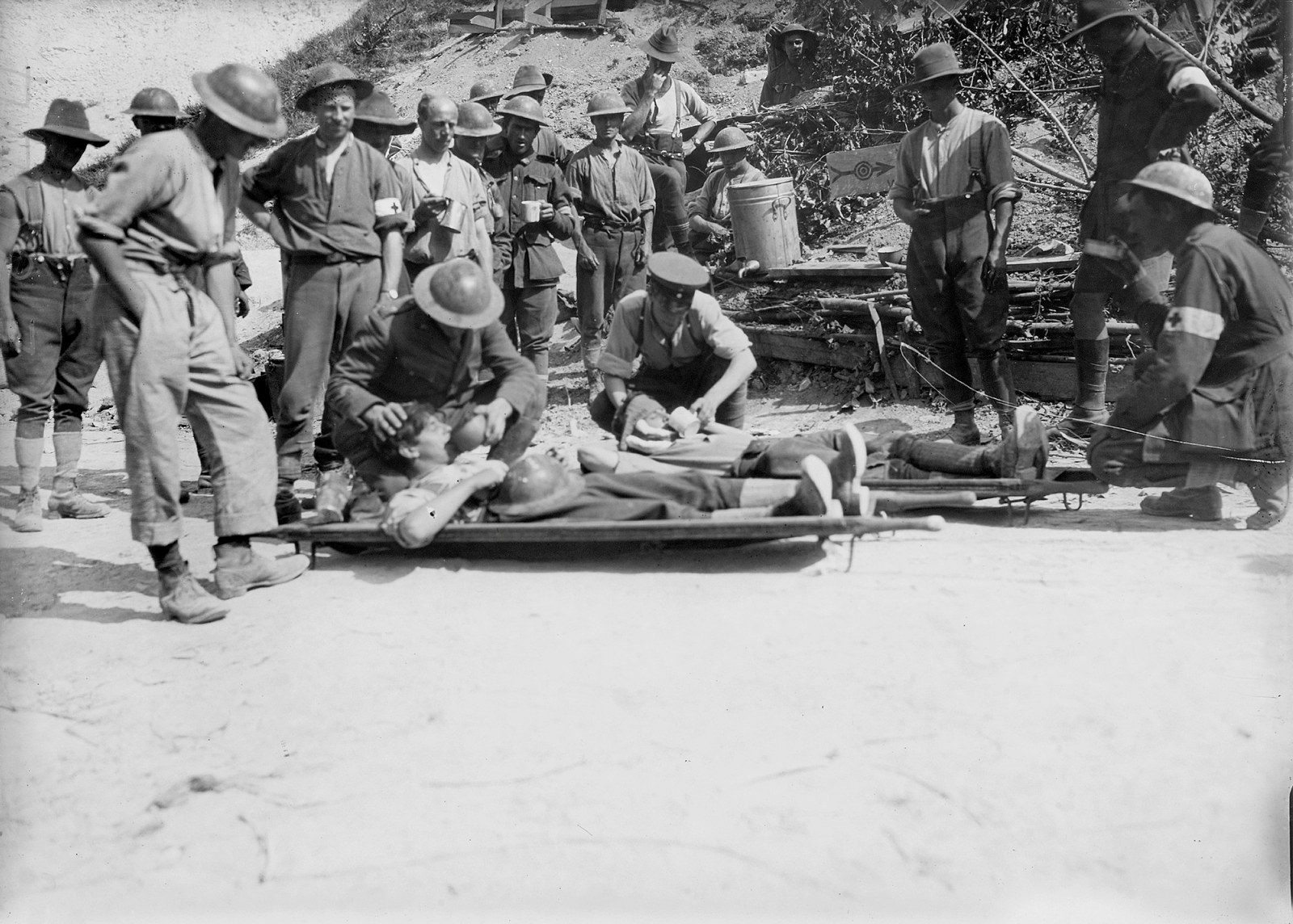 Members of the 1st Australian Field Ambulance and members of the Australian Young Men’s Christian Association (YMCA) providing hot drinks to wounded soldiers on stretchers at Mericourt-sur-Somme (France), 23 August 1918