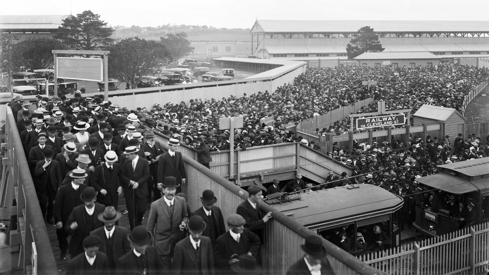 The crowd leaving the [Randwick] Racecourse for the trams, 1914.