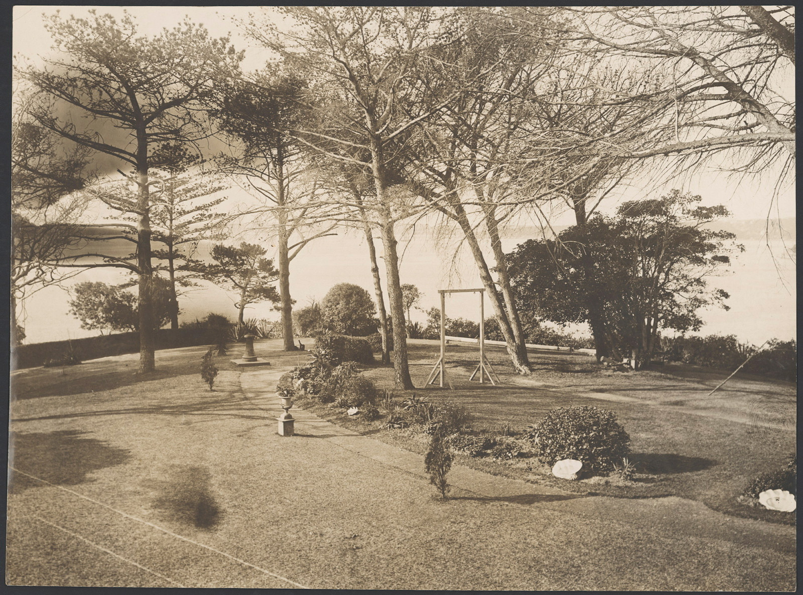 The grounds at Lindesay, Darling Point, 1914