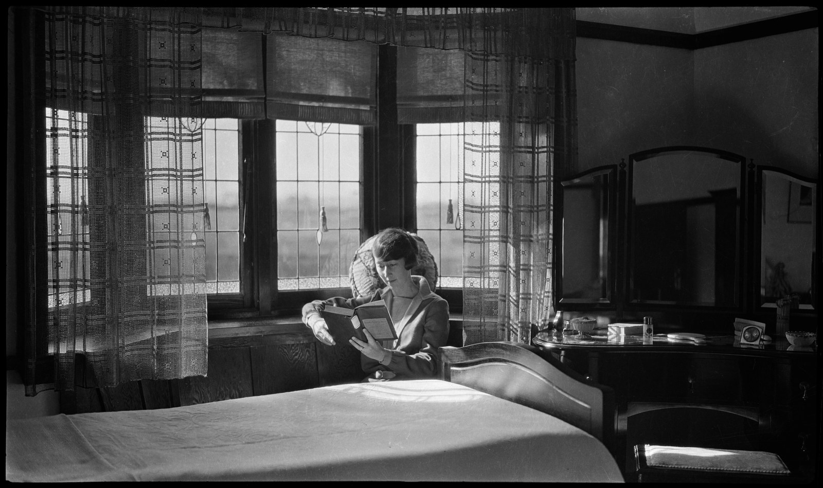 Sylvia Evans reading in her bedroom at Alwyn, Arncliffe, around 1927 / Alan Evans