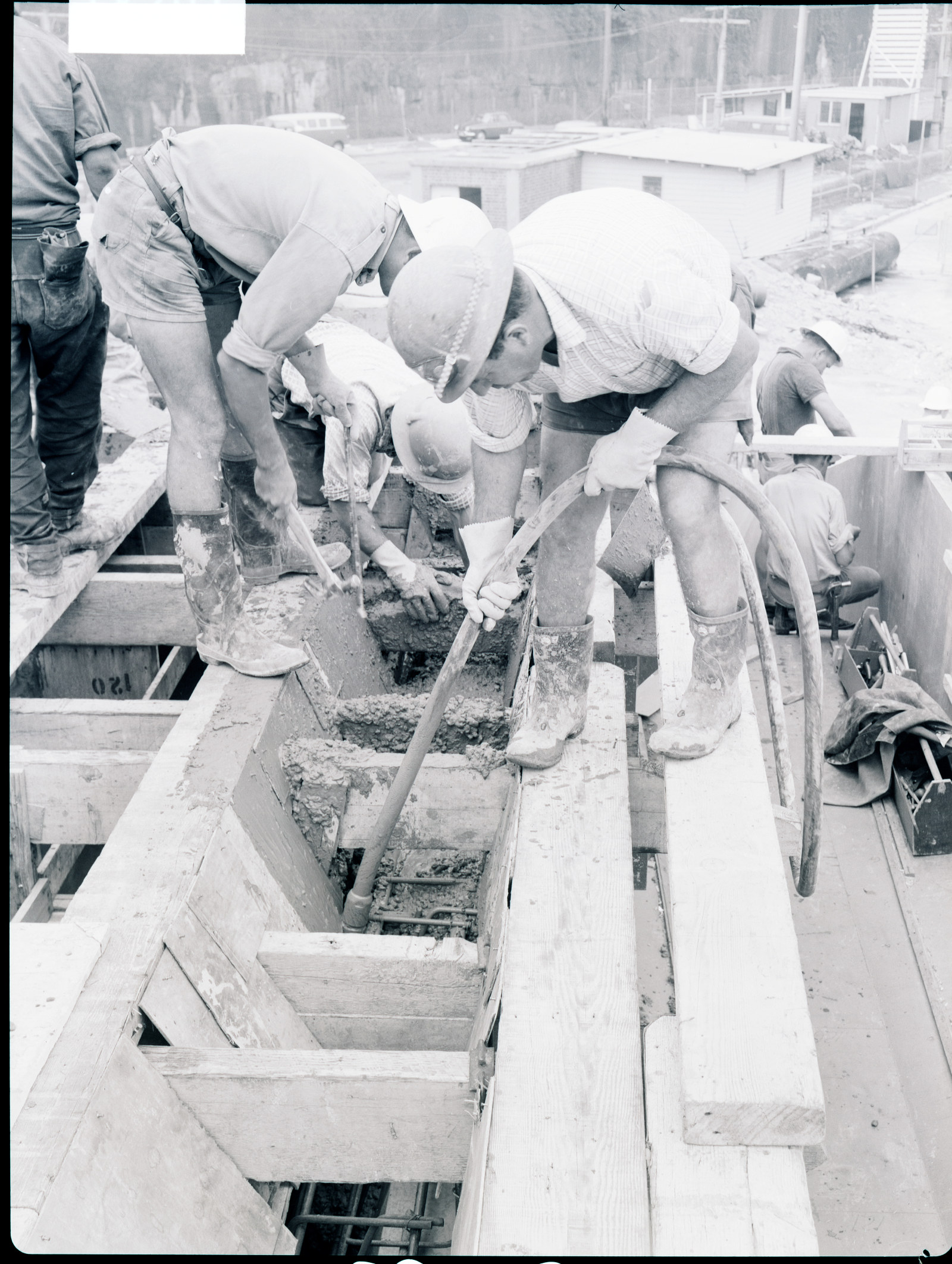 Government Printing Office 2 - 18202 - Sydney Opera House, Part IV [Public Works Department; building labourers; concrete pouring; formwork] [GPO original locations or series - St61083] [26/11/1962]