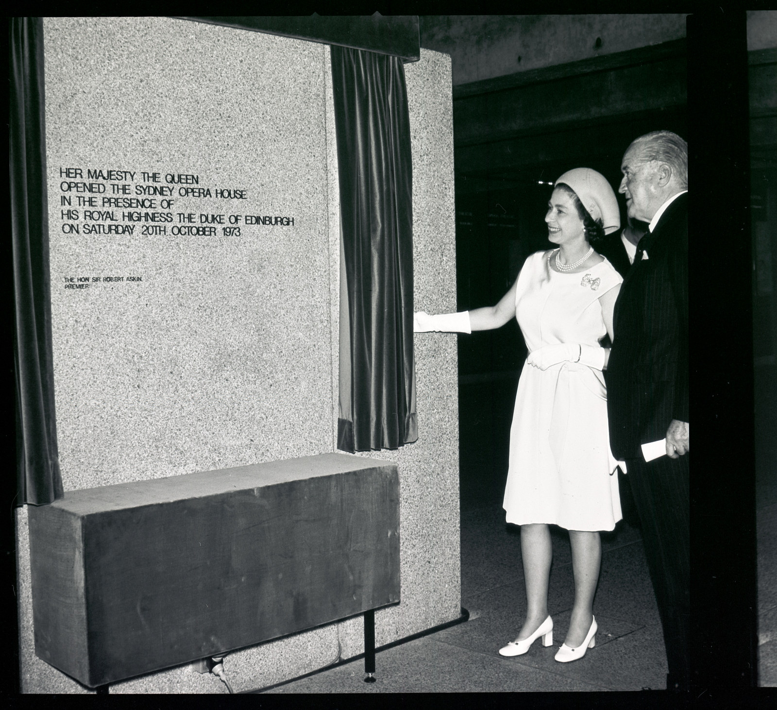 HM the Queen, accompanied by Sir Robert Askin, unveiling the ‘plaque’ recording the official opening of the Opera House. October 20th 1973.