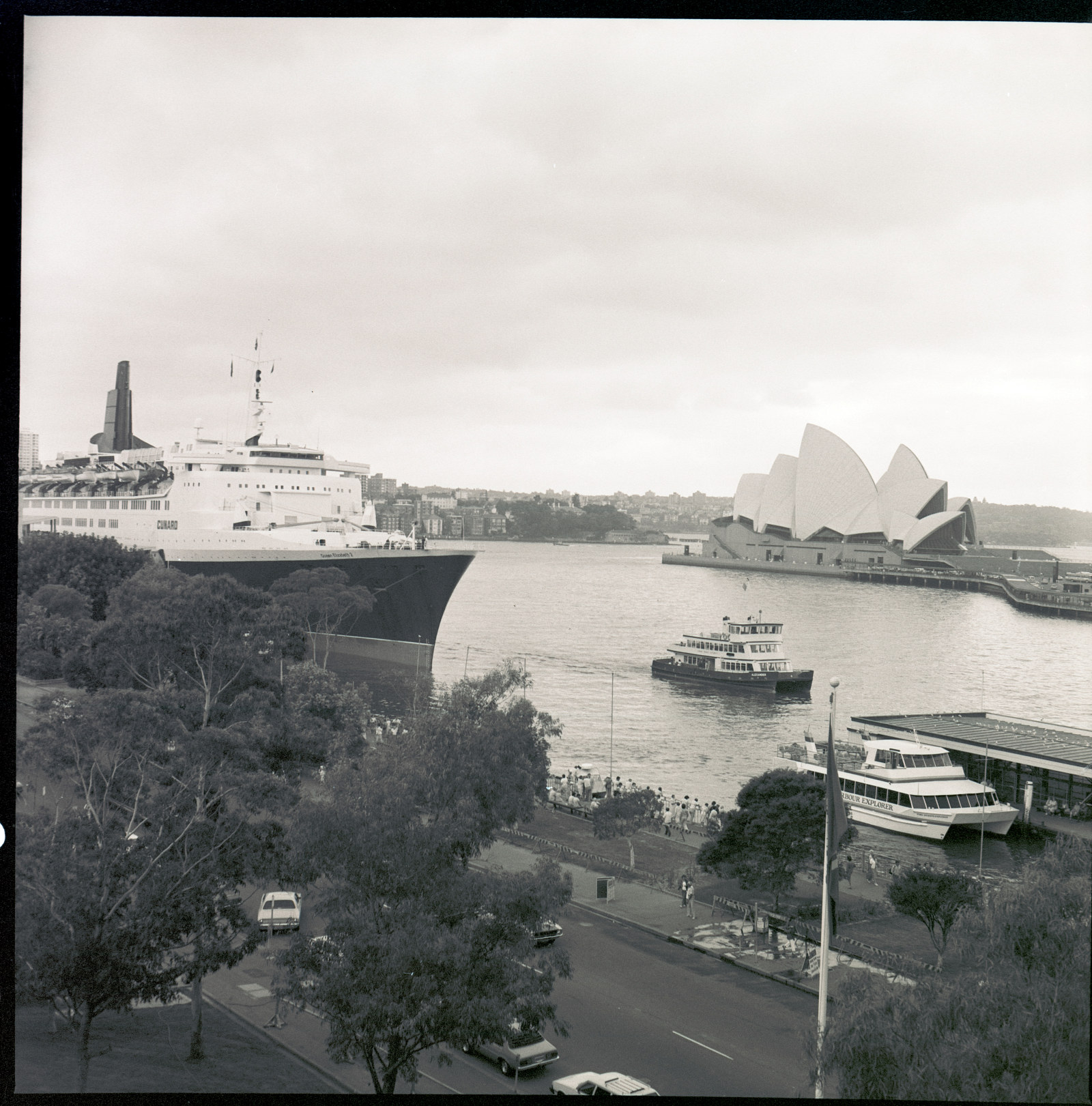 Government Printing Office 4 - 29375 - Arrival of QE2 in Sydney [Government Printer; Queen Elizabeth 2 (ocean liner); Circular Quay (Sydney, N.S.W.); Sydney Opera House (N.S.W.); harbours; ocean liners; jetties & wharves] [GPO original locations or series - 85-11] [14.2.85]