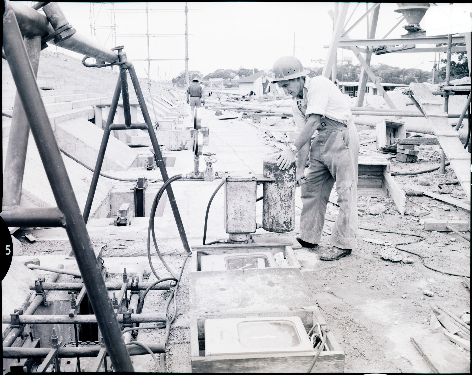 Government Printing Office 2 - 18181 - Sydney Opera House, part IV [Public Works Department; building construction; labourers] [GPO original locations or series - St61060] [27/11/1962]