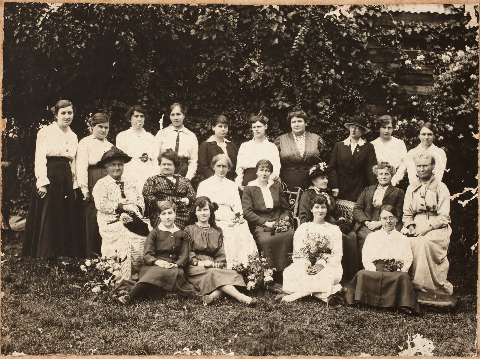 Photograph of members of the Kellyville-Rouse Hill Red Cross branch, c1917/1918