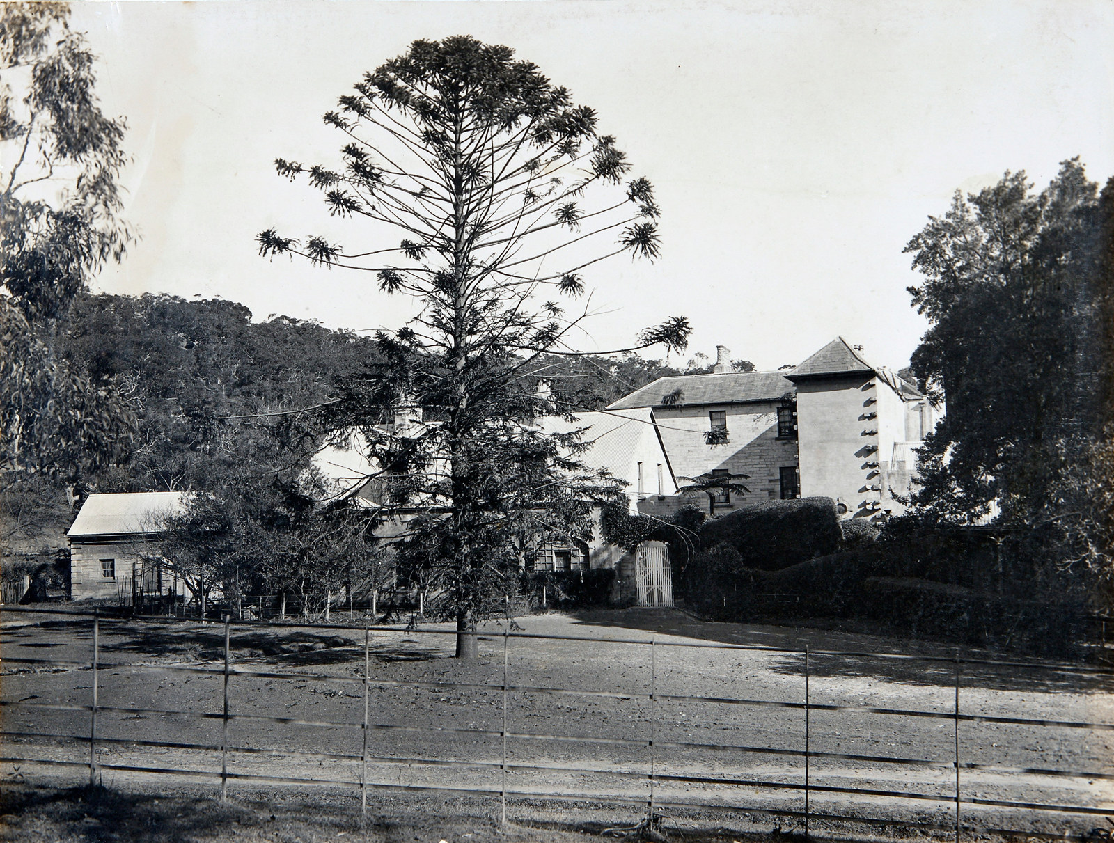 The house, showing the back & living quarters, Vaucluse House (June 1909)